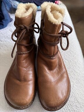 UGG Women’s Brown Leather Shearling-Lined Lace-Up Boots